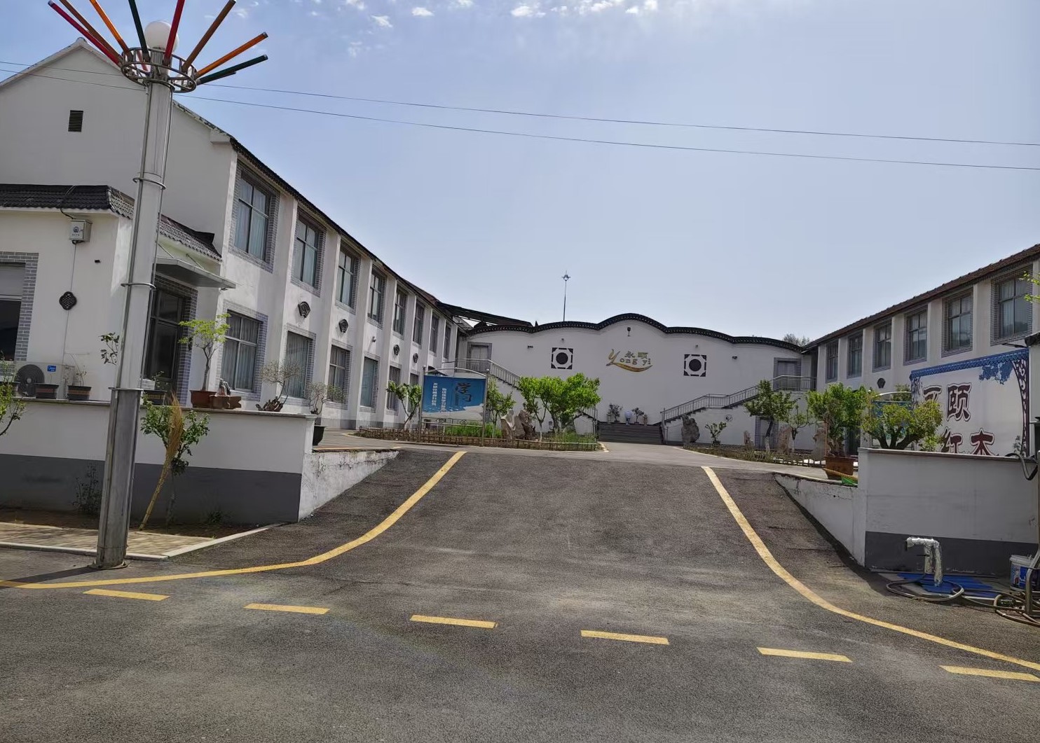 气质内敛而不露锋芒醇厚雍容而不显媚俗